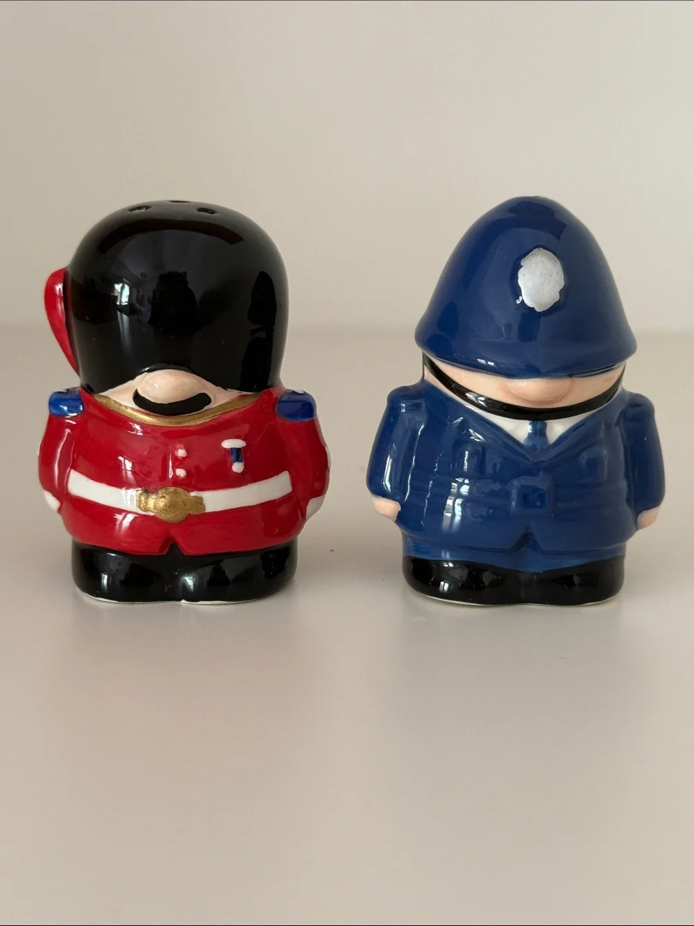 London Buckingham Palace Guard and Bobby Salt and Pepper Shakers - Picture 1 of 9